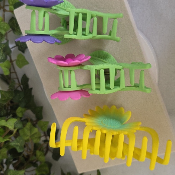 3 Flower Claw Hair Clip Set - Picture 6 of 8